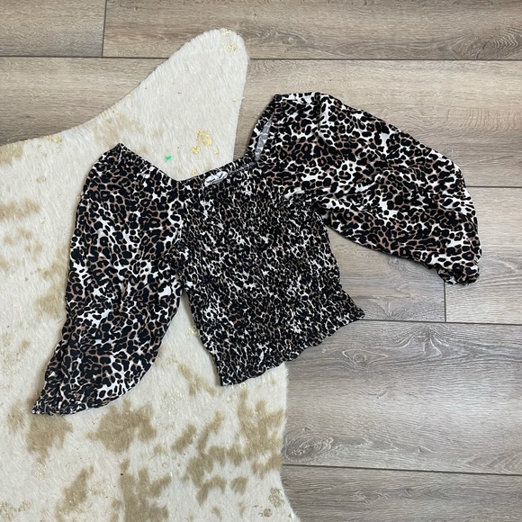 Tops - Leopard print smocked puffy sleeve top